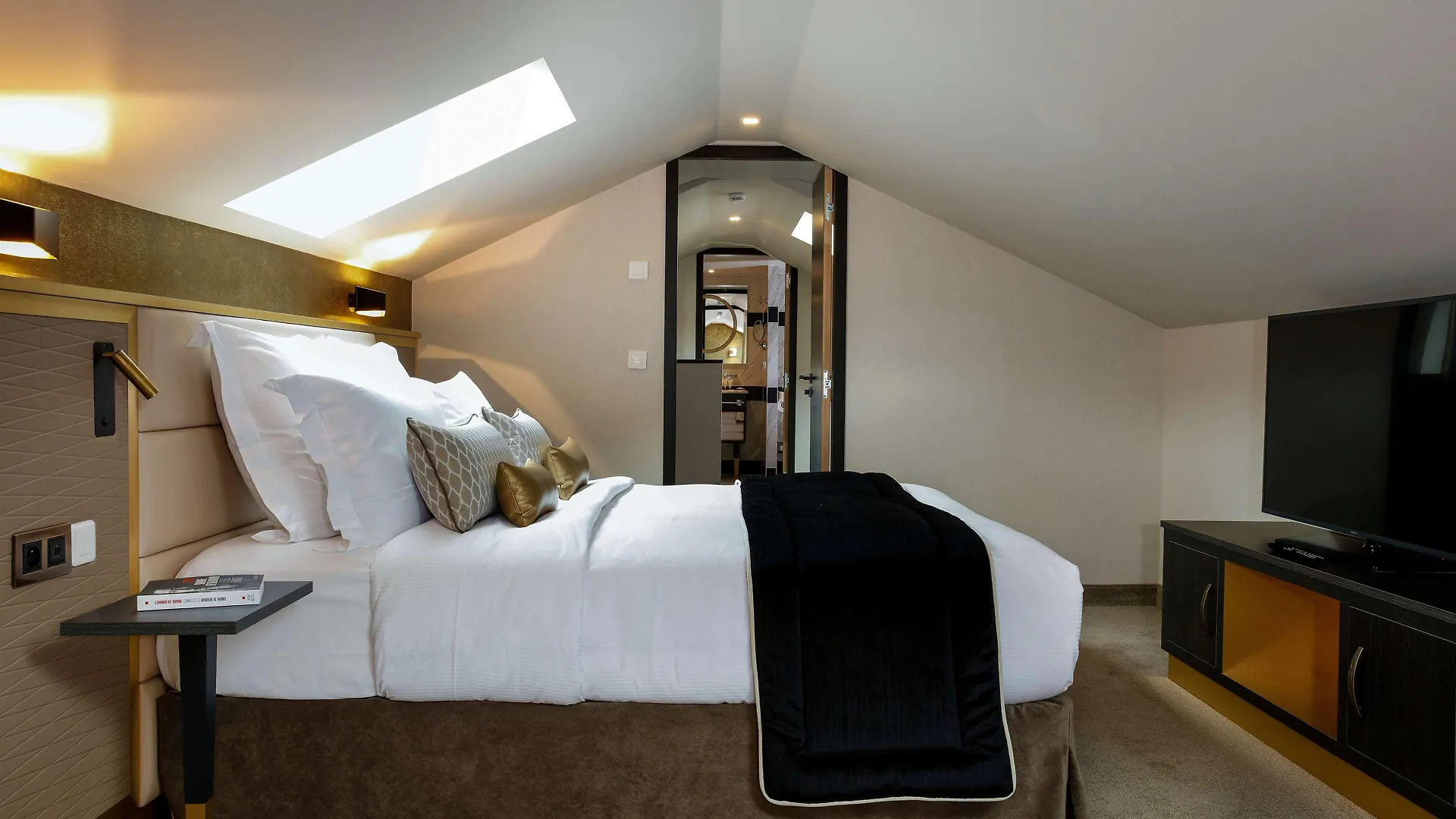 ****  Niepce Paris, Curio Collection By Hilton Hotel France