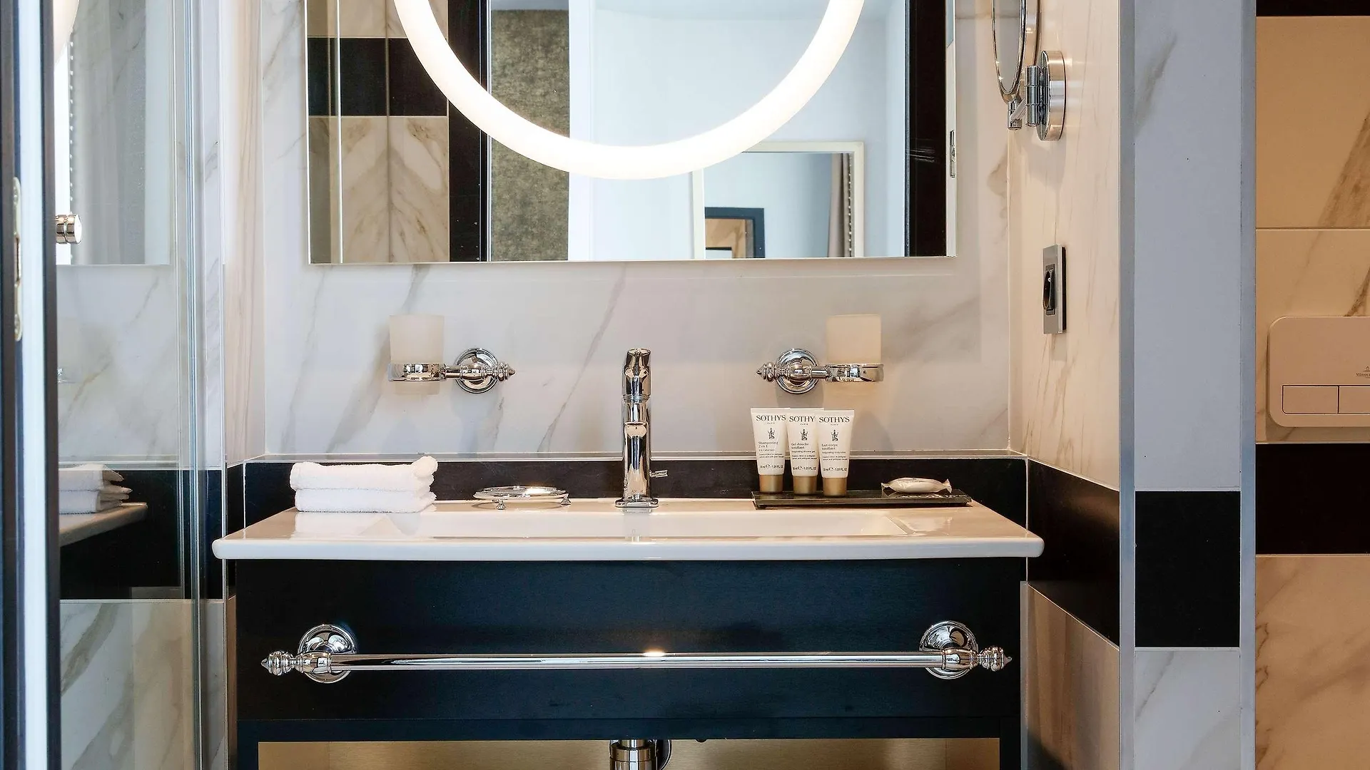 Niepce Paris, Curio Collection By Hilton Hotel 4*, Paris France