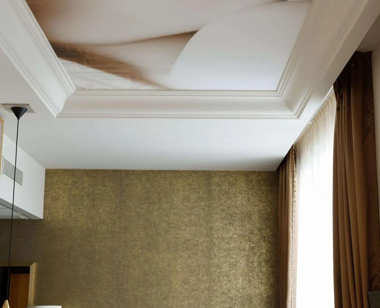 Niepce Paris, Curio Collection By Hilton Hotel