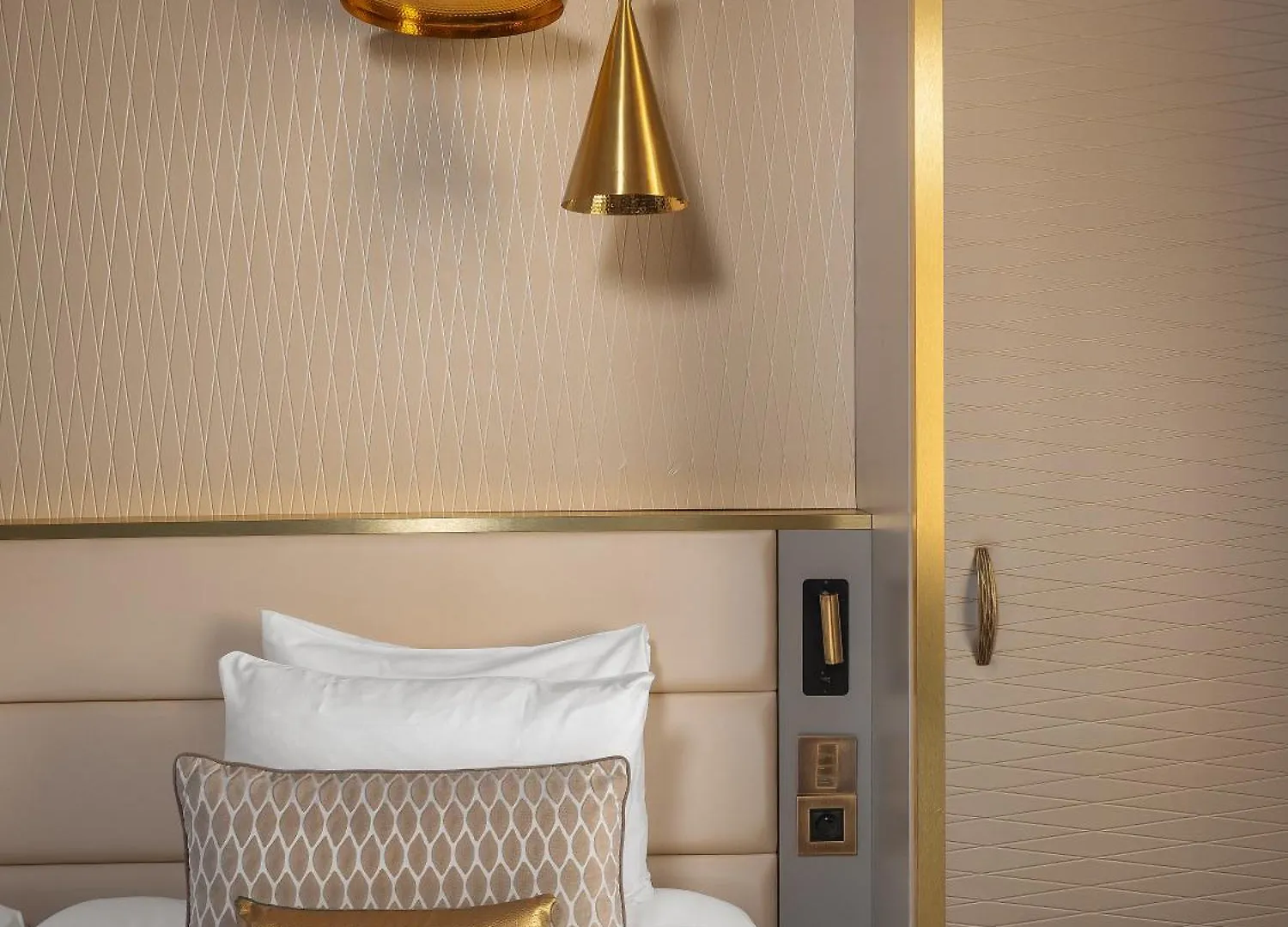 ****  Niepce Paris, Curio Collection By Hilton Hotel France