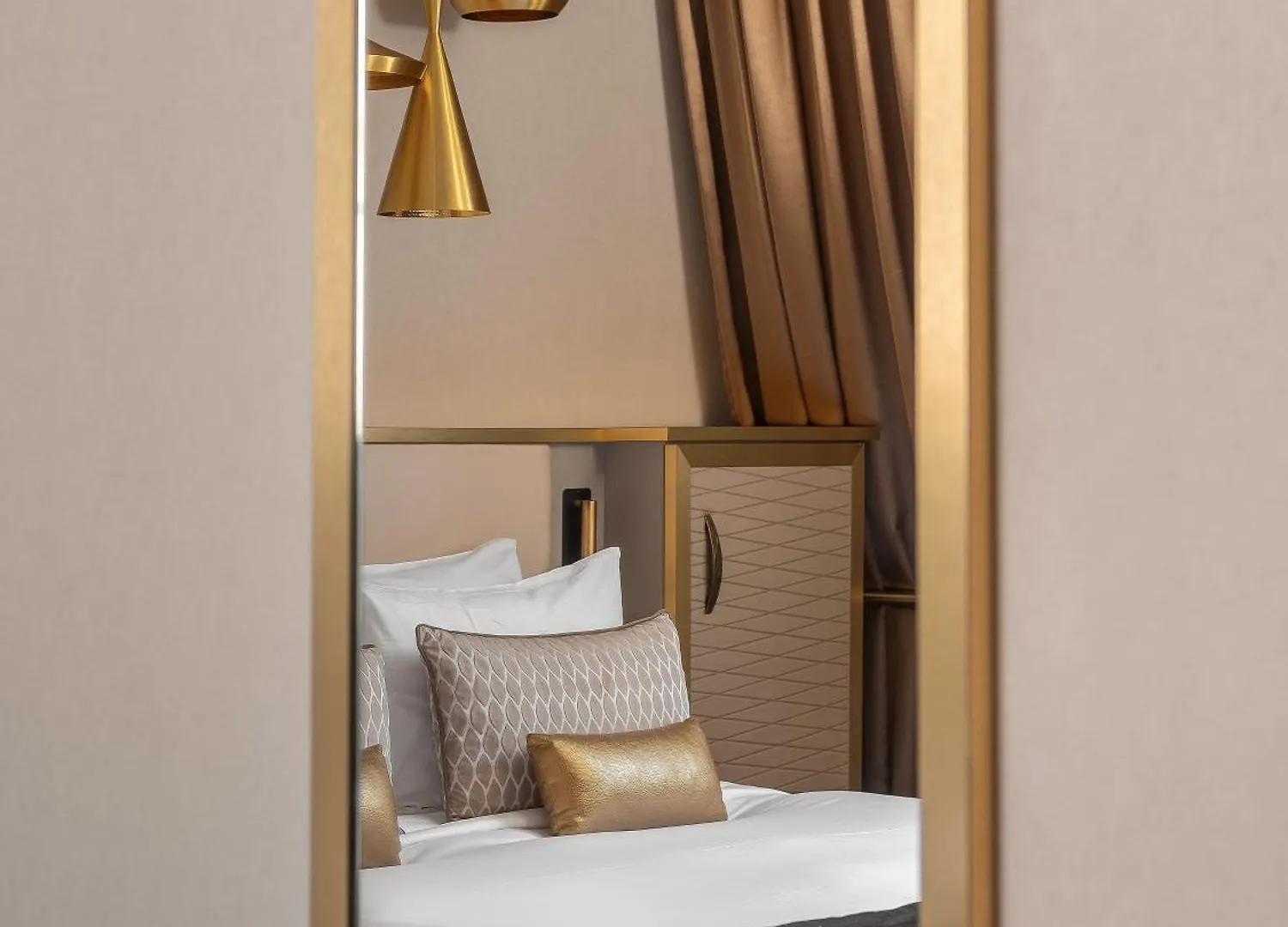 Niepce Paris, Curio Collection By Hilton Hotel