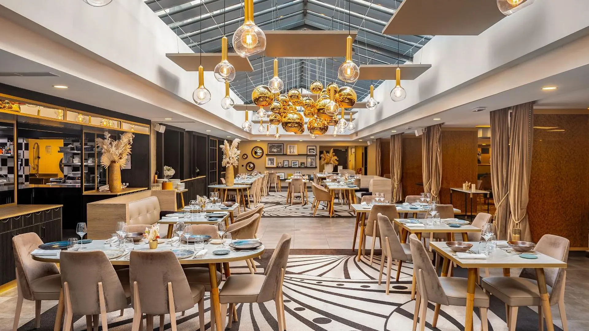 Niepce Paris, Curio Collection By Hilton Hotel  Paris