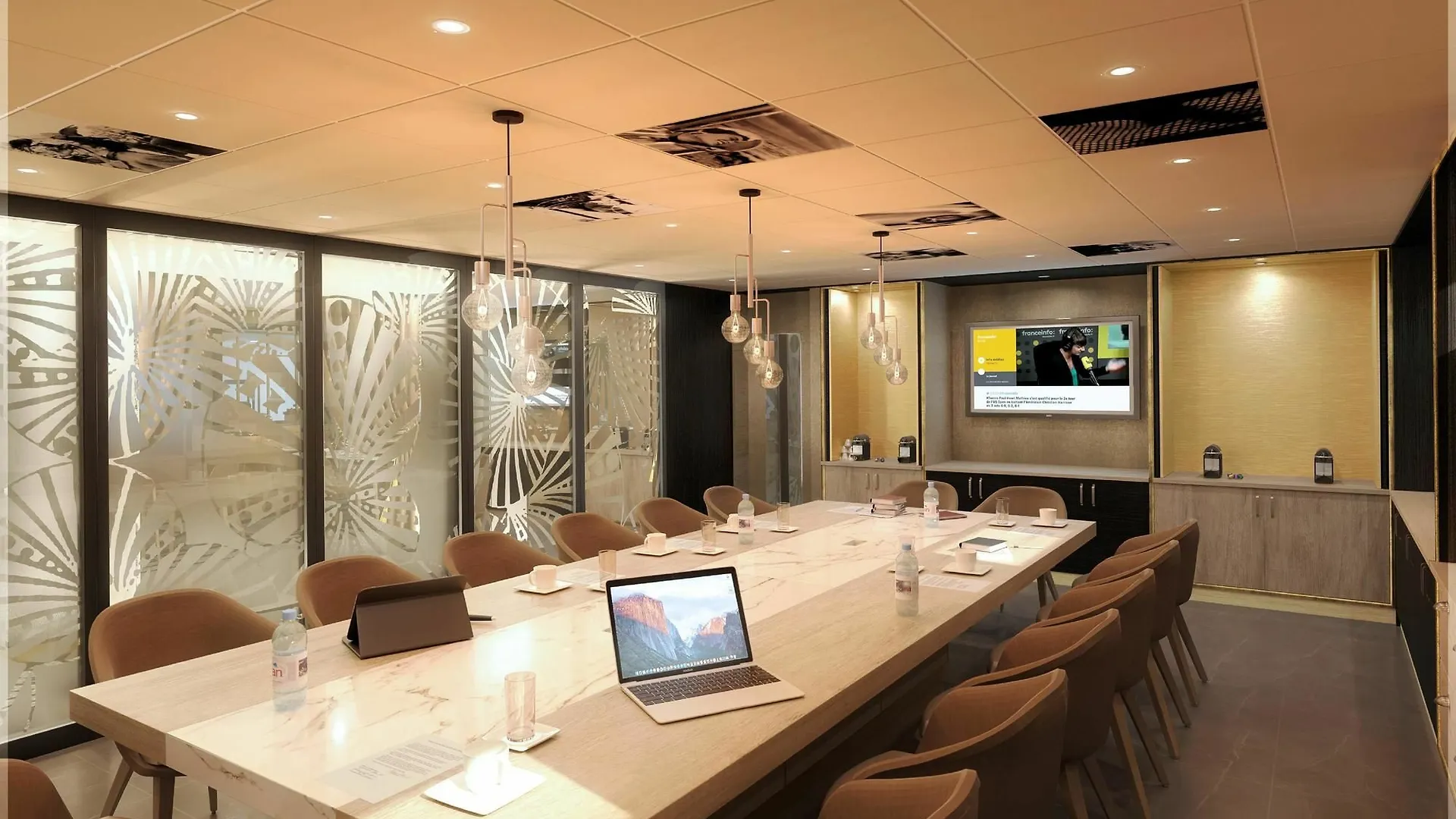 Niepce Paris, Curio Collection By Hilton Hotel  Paris